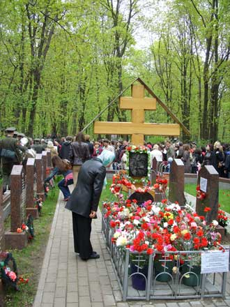 Воинский мемориал на Ваганьково. Могилка батюшки Валентина Амфитеатрова на территории Ваганьковского кладбища.