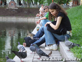 Девушка и голуби на Патриаршем пруду. Пресненский район, Москва, 2007 год. Фото автора.