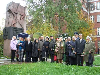 Ветераны 8-й дивизии народного ополчения и участники митинга у памятной стелы во дворе школы № 83 в Стрельбищенском переулке.