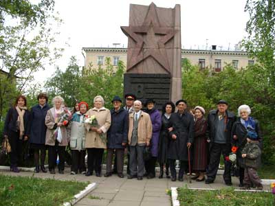 Ветераны 8-й дивизии народного ополчения Краснопресненского района Москвы у стелы во дворе школы № 83 в мае 2008 г.